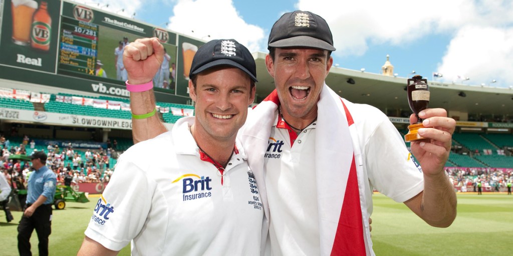 Andrew Strauss and Kevin Pietersen with The Ashes in January 2011