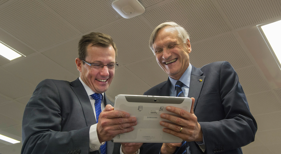 Mr Ken Boal of Cisco (left) with Flinders Vice-Chancellor Professor Michael Barber