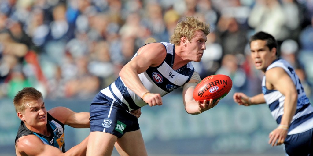 Ollie Wines puts pressure on Josh Caddy