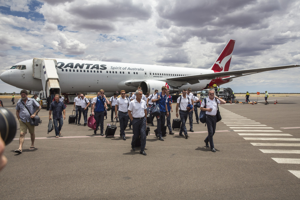 England's cricketers arrive in Alice Springs