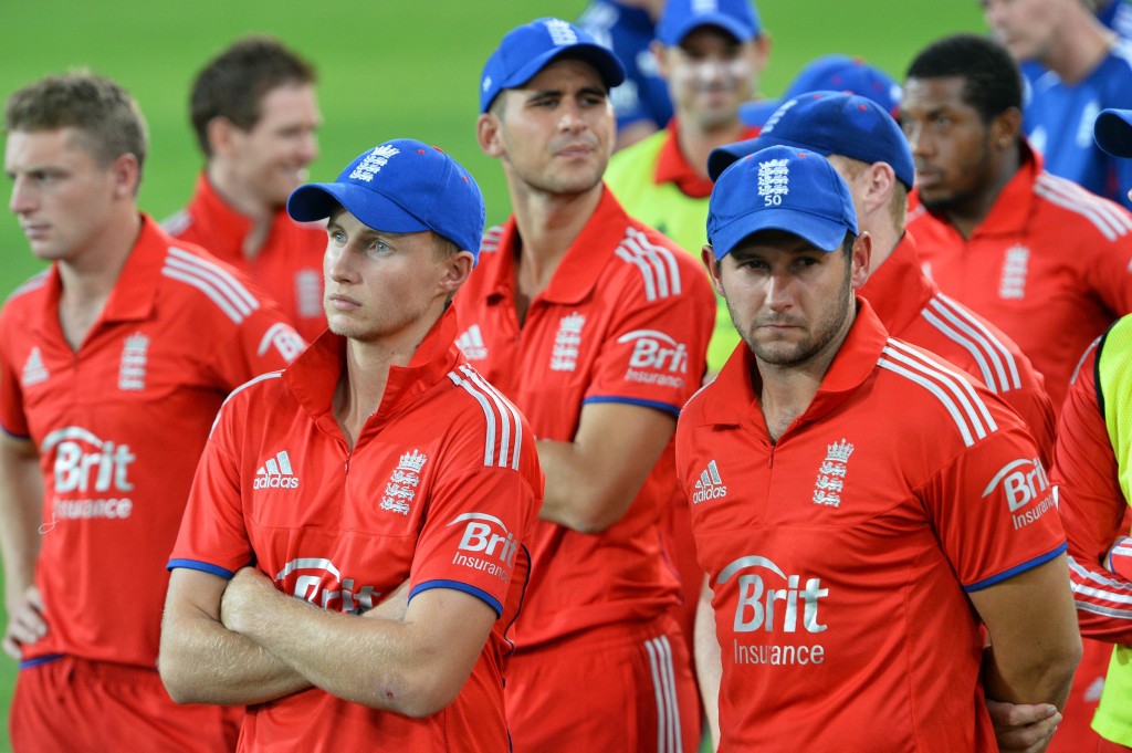 Joe Root (l) and Tim Bresnan after another loss
