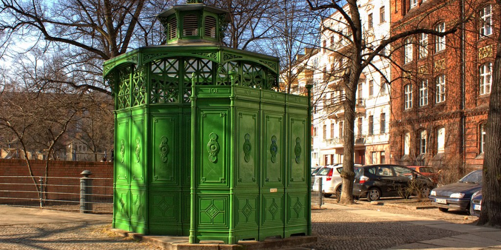 There's never a pissoir when you need one.