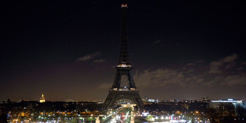 The Eiffel Tower lights were switched off for six minutes as a tribute to the victims of the 'Charlie Hebdo' attack in Paris.