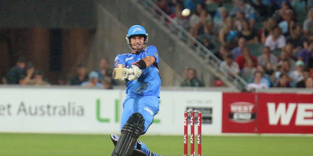 Big-hitting Ryan ten Doeschate providing some excitement during a soggy night at Adelaide Oval. Photo: Peter Argent/InDaily