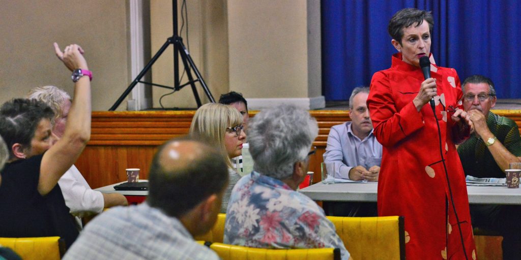 Prof. Keefe addresses last night's community meeting watched on by SASMOA representatives. Photo - Fernando M. Gonçalves