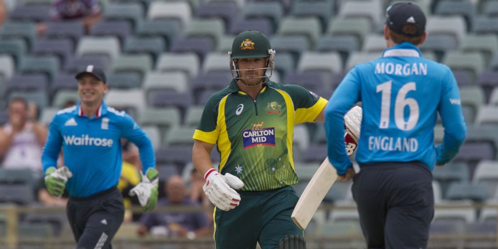 Aaron Finch (centre) and England captain Eoin Morgan (right) during the Tri-Series.