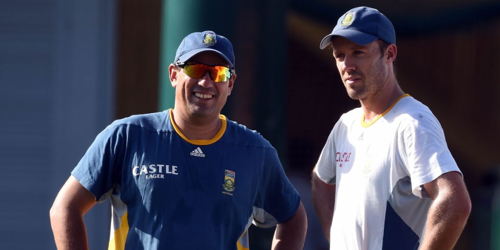 South African coach Russell Domingo (left) with captain AB de Villiers during training session at the SCG this week.