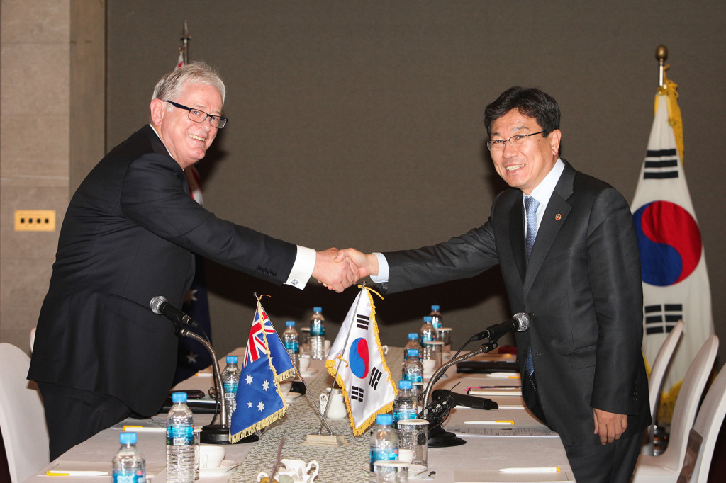Trade Minister Andrew Robb negotiating FTA with counterpart Yoon Sang-jick in Seoul
