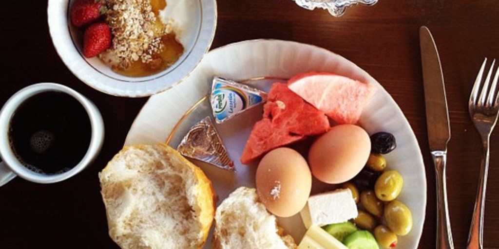 Eating three meals a day is an easy way to meet the body’s nutritional needs. Photo: Jared Zimmerman/Flickr