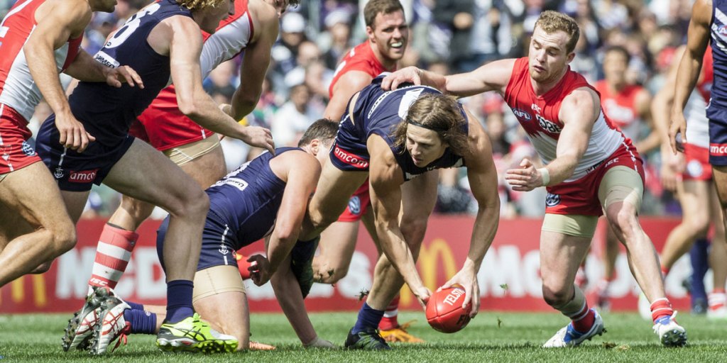Nat Fyfe of the Fremantle Dockers breaks through a pack during the qualifying final against Sydney.