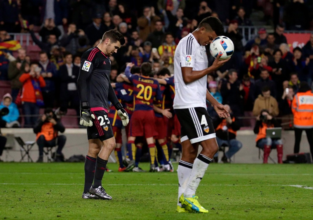 Valencia's Australian goalkeeper Matthew Ryan and Brazilian defender Aderlan Santos react after another Barcelona goal. Photo: ALBERTO ESTEVEZ, EPA.