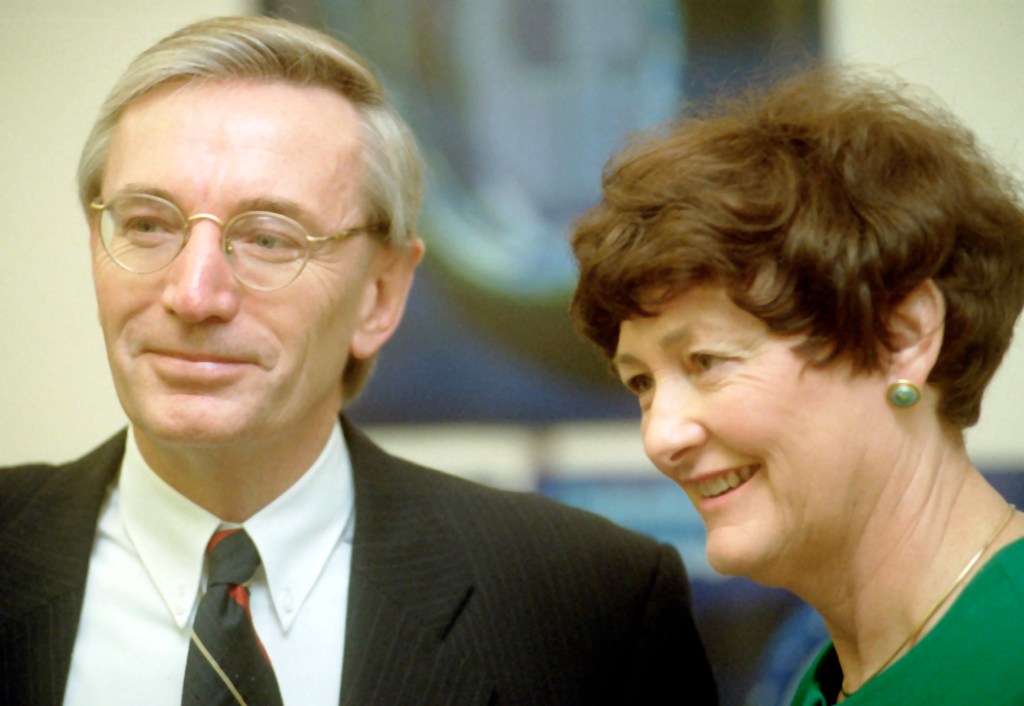 Then-Science Minister and SA Senator Nick Minchin with chief executive of the Australian Nuclear Science and Technology Organisation, Professor Helen Garnet, announcing the successful tenderer to build a new nuclear reactor at Lucas Heights in 2000. Photo: Alan Porritt, AAP.