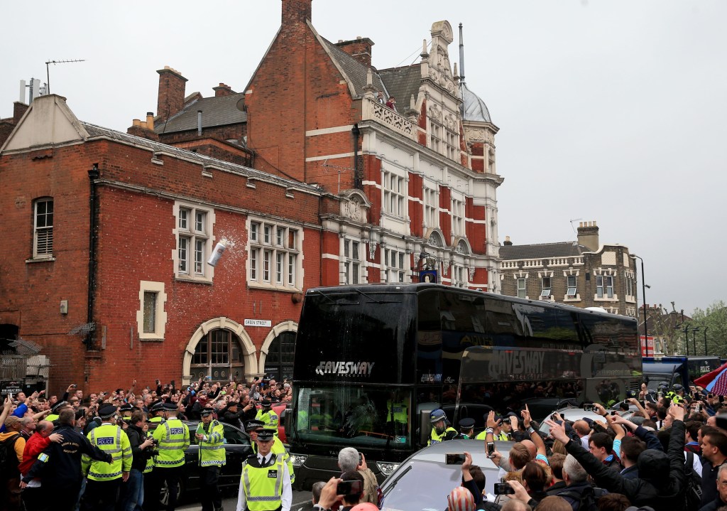 Thumbnail for West Ham sink Man Utd in Upton Park farewell