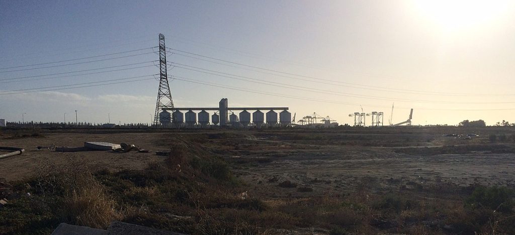 Powerlines at Pelican Point, north-west of Adelaide. Photo: Dave Kirner/CFMEU via AAP