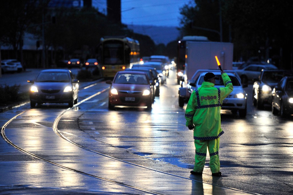 Police direct traffic around the CBD in Adelaide after the power network stops working. Wednesday September, 28, 2016. (AAP Image/David Mariuz) NO ARCHIVING
