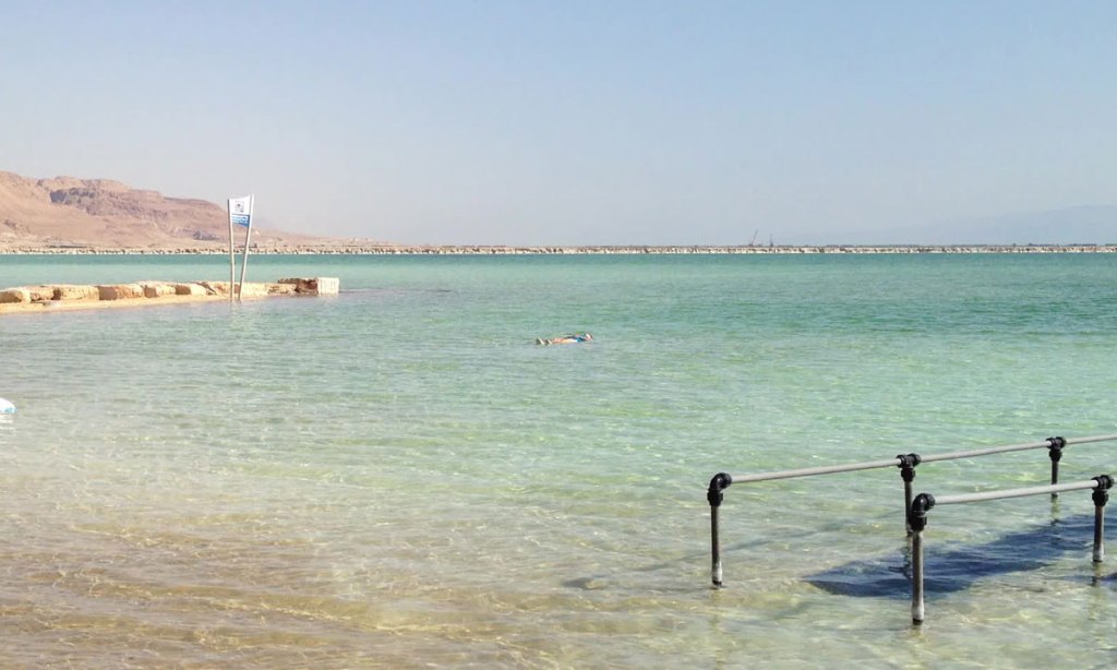 The swimming zone on the Dead Sea shore. Photo: Jorge Láscar / Wikimedia Commons