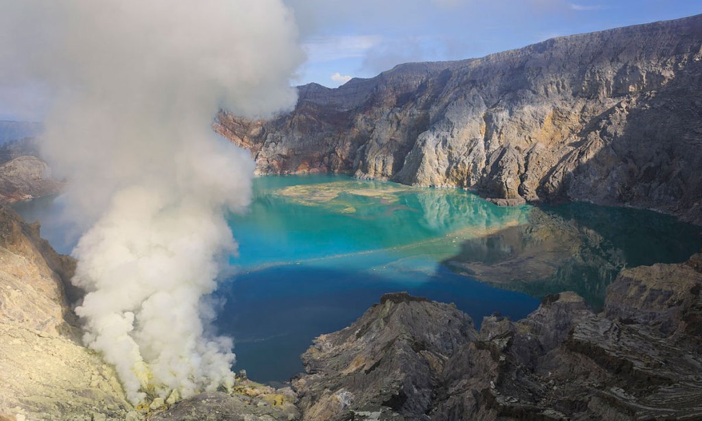 The turquoise lake at the floor of the Ijen Volcano crater. Photo: CEphoto / Uwe Aranas