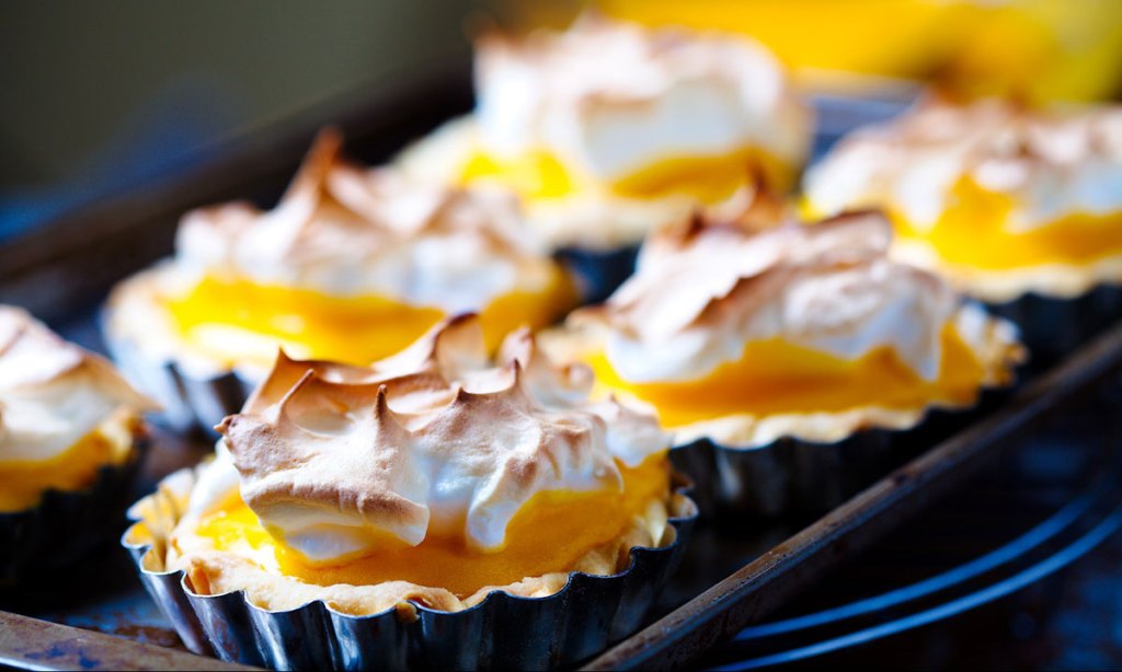 When it comes to a battle of strength, meringue foam beats cappuccino froth. Photo: Stefan Klopp/flickr