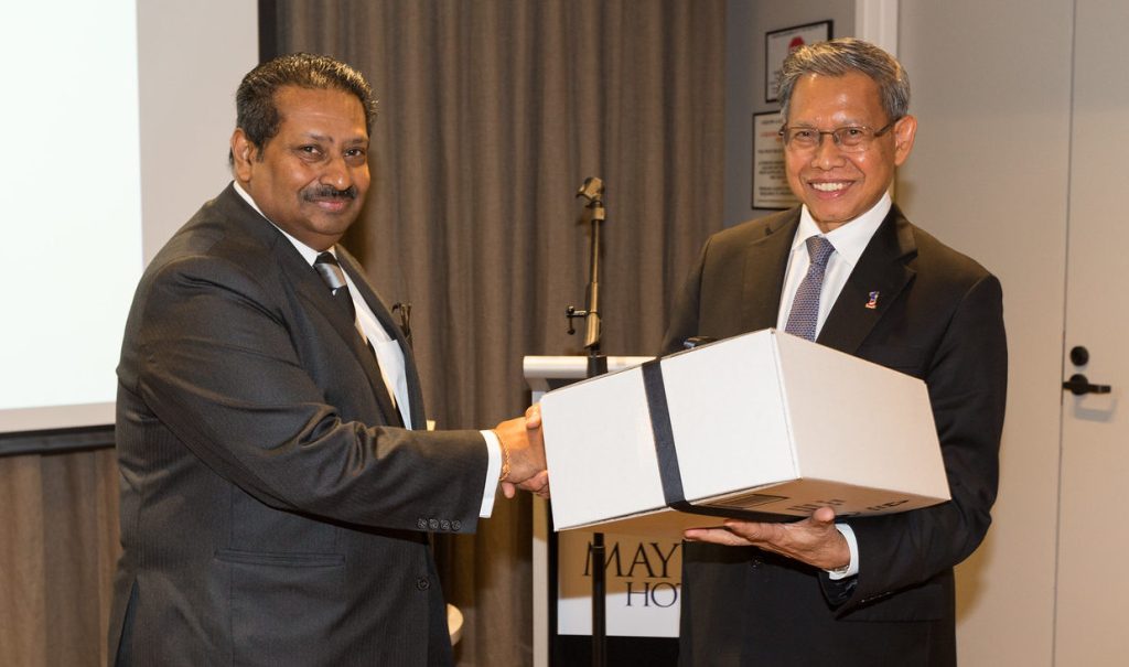 President Australia Malaysia Business Council SA inc Sathish Dasan shaking hands with Malaysian Minister for International Trade and Investment The Honourable Dato Seri Mustapa Mohammed.