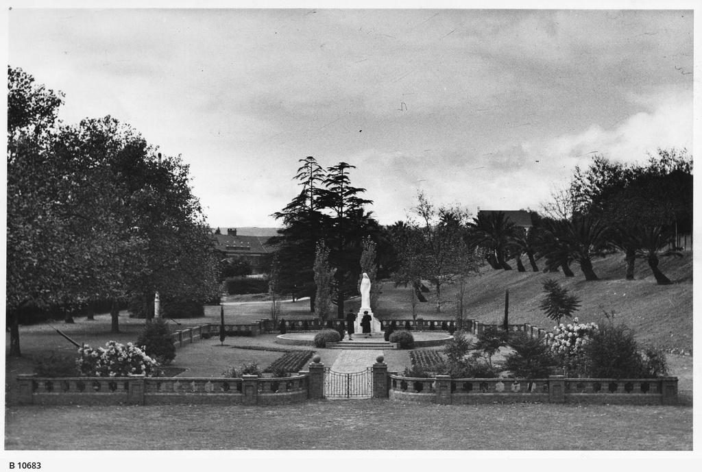 The memorial in 1941. Image: State Library of South Australia B-10683.
