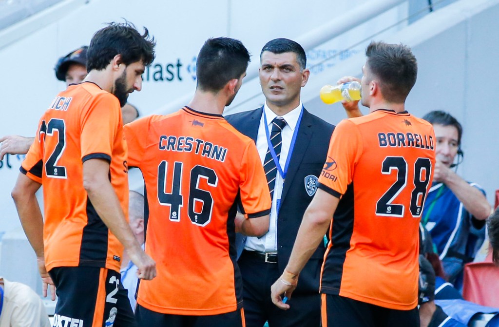 Brisbane Roar coach John Aloisi counsels his players this week. Photo: Glenn Hunt / AAP