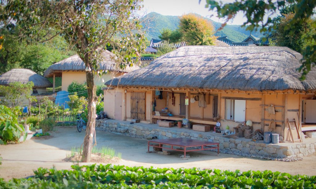 Thatched-roofed residences are a recognisable Hahoe feature. Photo: Jordi Sanchez Teruel / flickr