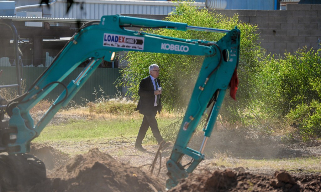 Detective Superintendent Des Bray inspects the dig site. Photo: AAP / Roy Vandervegt