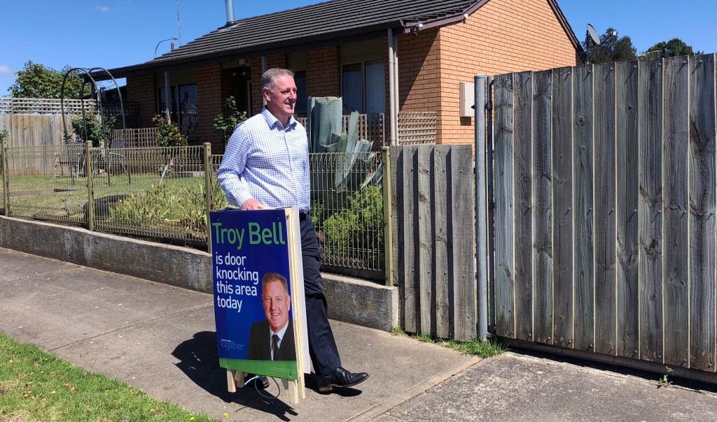 Troy Bell makes his presence known as he doorknocks in Mount Gambier. Photos: Tom Richardson / InDaily