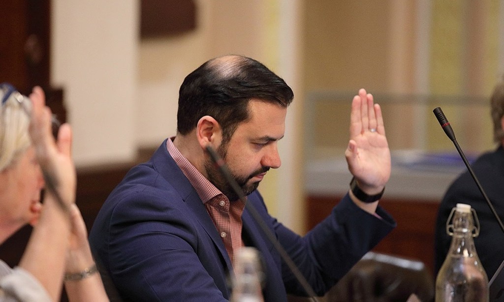 Thumbnail for Abiad resigns from city council