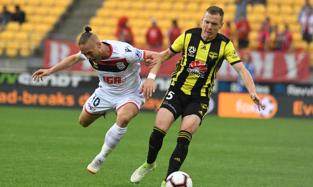 Ken Ilsø closes on Ryan Lowry in United's win over Wellington Phoenix. Photo: Ross Setford / SNPA via AAP 