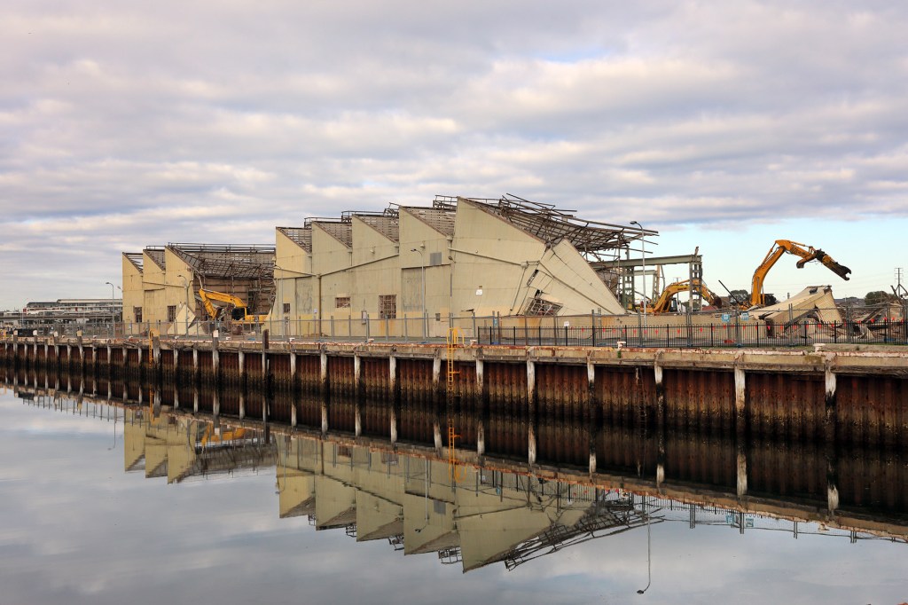 Shed 26 under demolition. Photo: Tony Lewis/InDaily