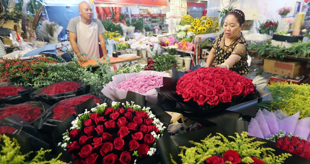 A flower market in China's Yunnan province, which has the perfect climate for growing roses. Photo: Yang zheng - Imaginechina/Sipa USA