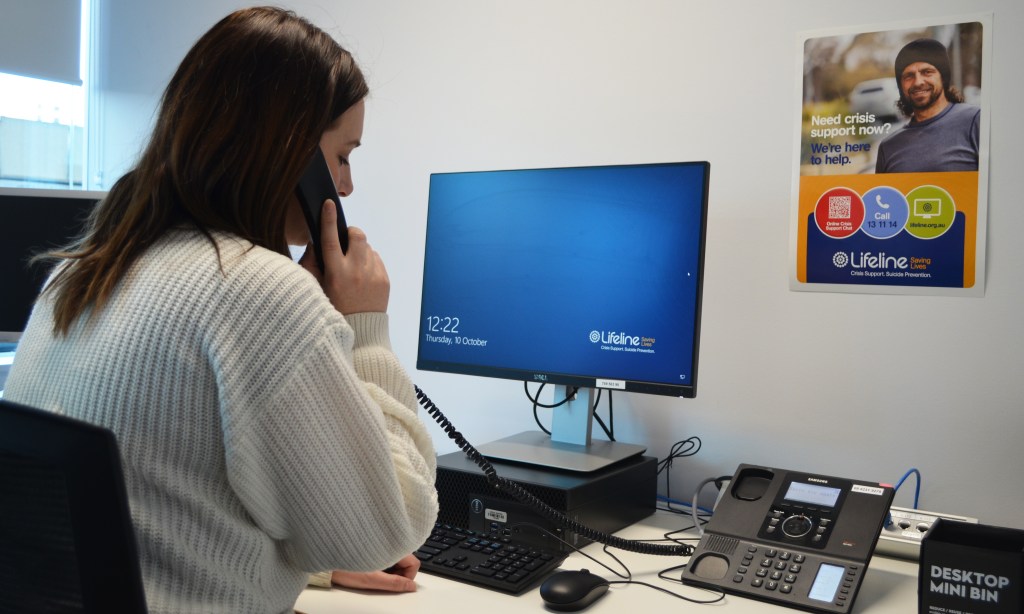 A Lifeline volunteer in Adelaide. Photo: Angela Skujins/InDaily