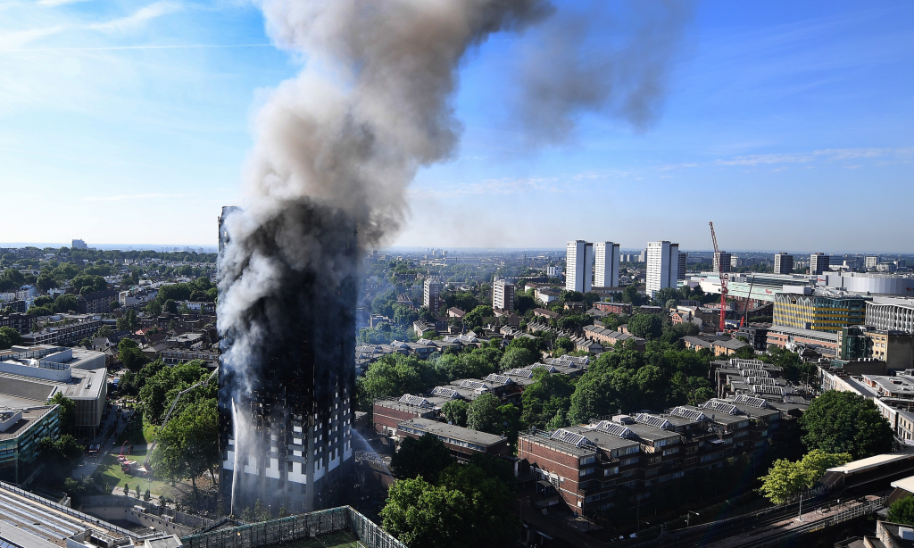 Smoke billows from the fire that engulfed London's 24-storey Grenfell Tower in 2017. Photo: Andy Rain / EPA