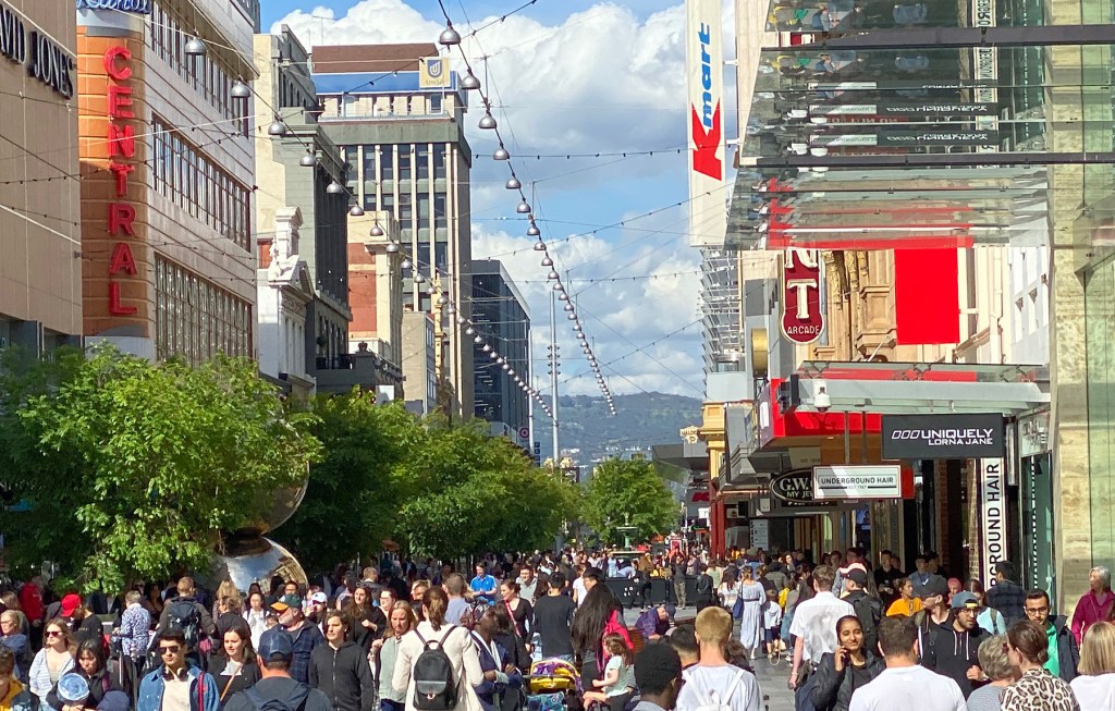 Shoppers in Rundle Mall. Photo: Tony Lewis / InDaily