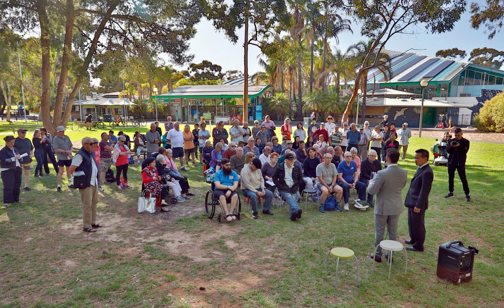 Deputy mayor Alex Hyde addressing a community meeting outside the Aquatic Centre this week. Photo: Tony Lewis/InDaily