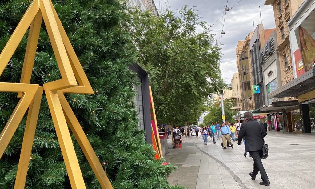Rundle Mall in the week before Christmas last year. Photo: Tony Lewis/InDaily