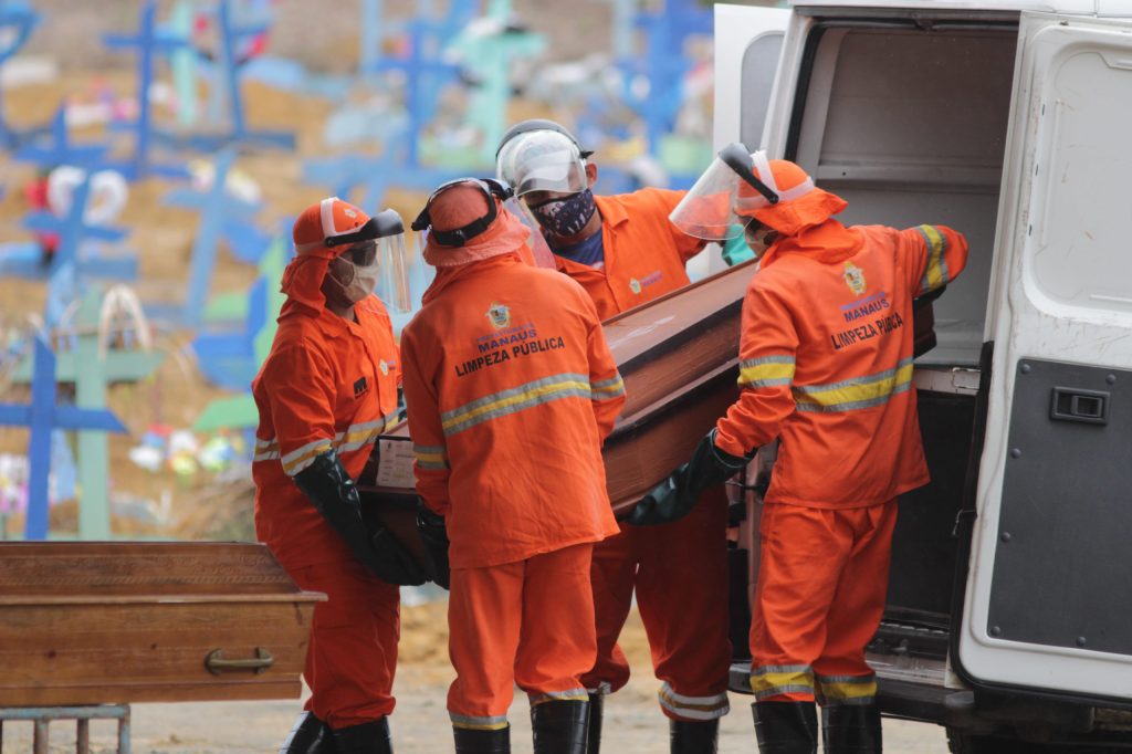 A coronavirus victim is buried in Brazil. Photo: Sandro Pereira/Fotoarena/Sipa USA