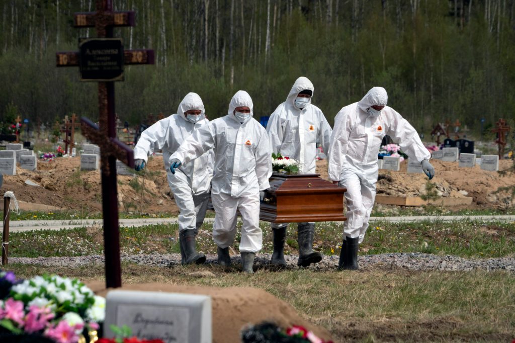 A coronavirus victim is buried at St.Petersburg, Russia. Photo: AP/Dmitri Lovetsky