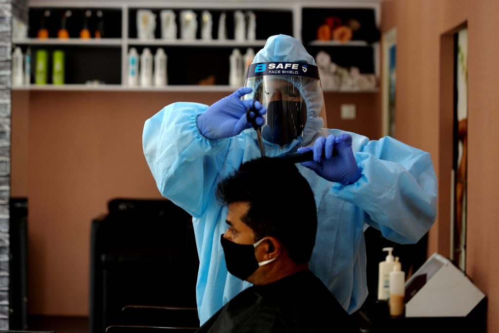 A hairdresser in Bangalore, India. Photo:  EPA/JAGADEESH NV