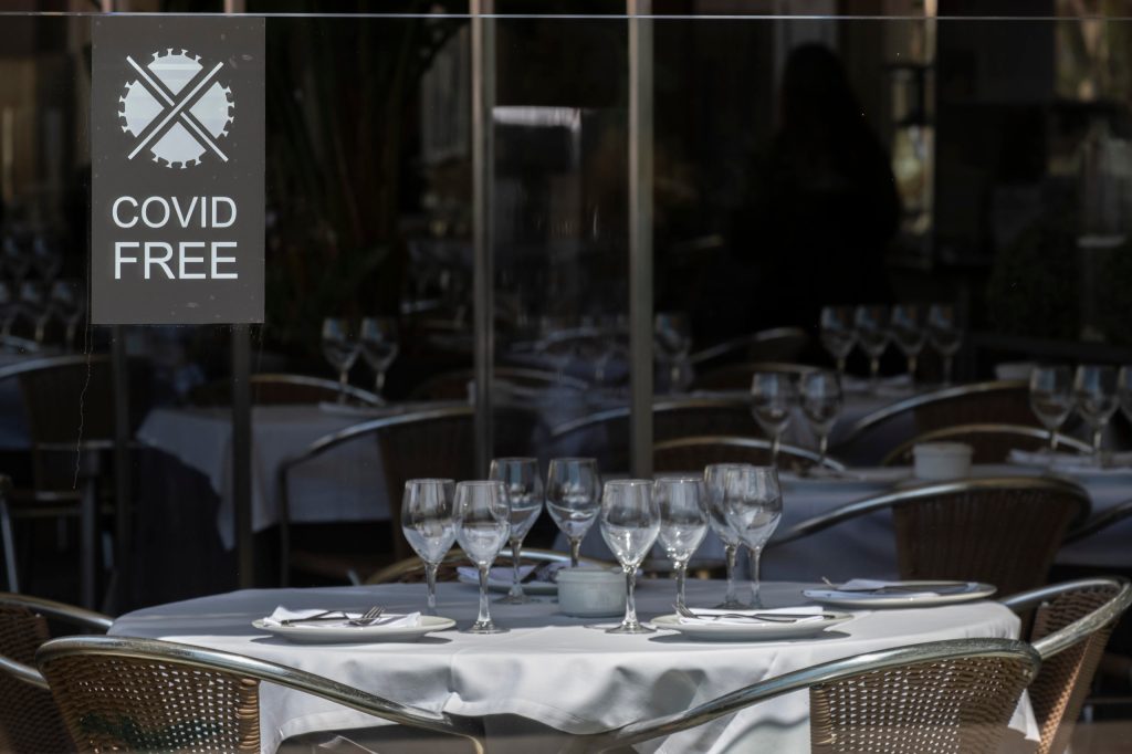 A reopened restaurant in Barcelona. Photo: Paco Freire / SOPA Images/Sipa USA)