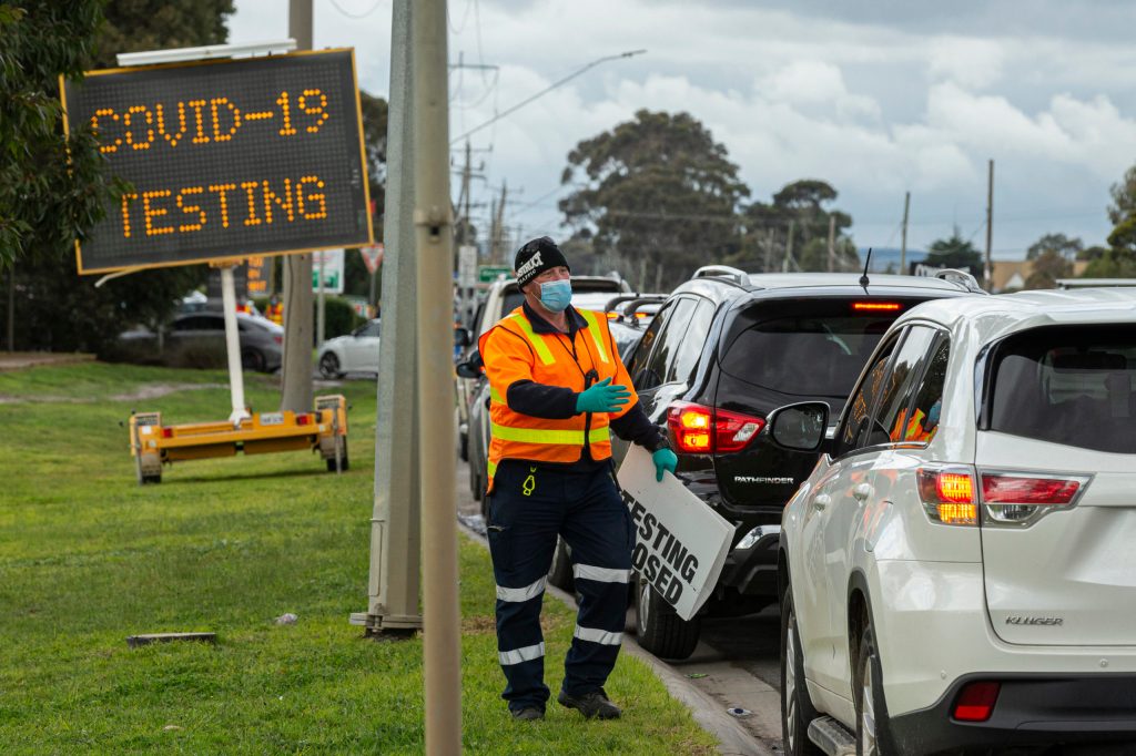 Victorians queue for COVID-19 testing as cases rise. Photo: AAP/Daniel Pockett