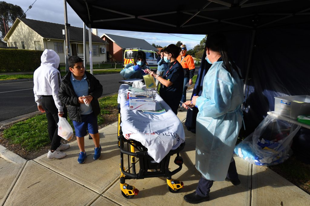 A pop-up Covid-19 testing station in suburban Melbourne. Photo: AAP/James Ross