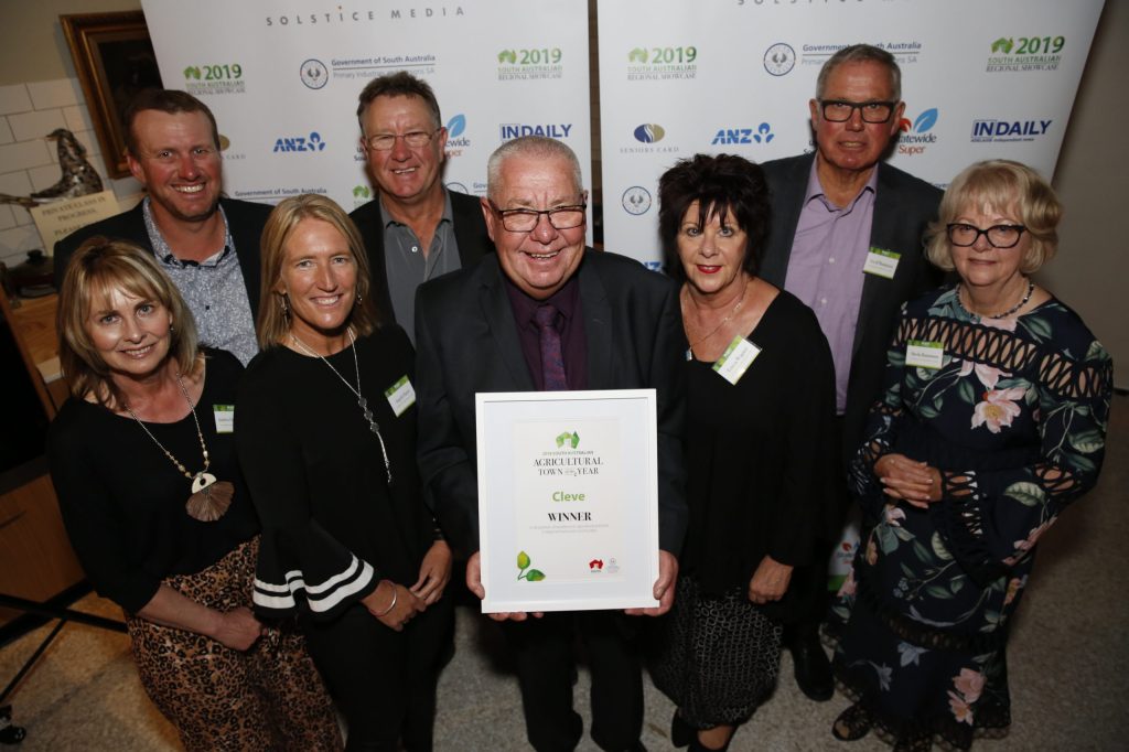 Mayor Phil Cameron (middle) and residents of 2019 Ag Town of the Year winner, Cleve