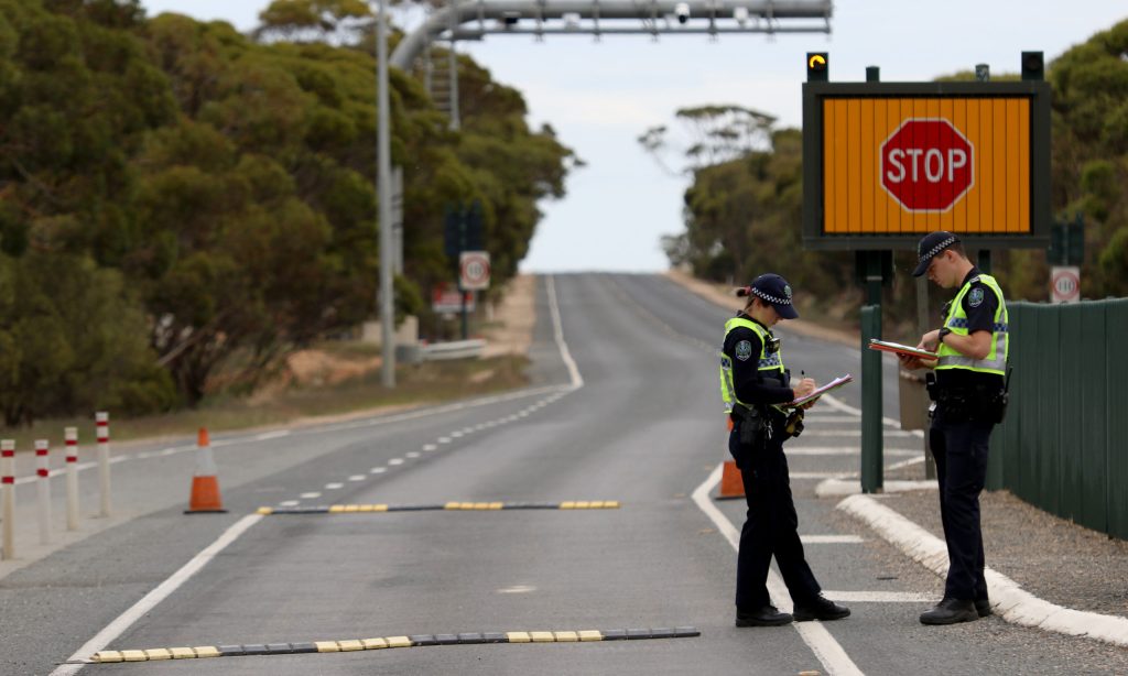 South Australian Police stopping vehicles near the SA border 5kms east of Pinnaroo. Photo: Kelly Barnes/AAP
