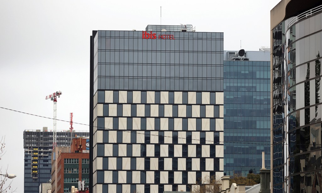 A group of close contacts linked to the "Thebarton Cluster" is quarantining at the Ibis Hotel on Grenfell Street. Photo: Tony Lewis/InDaily
