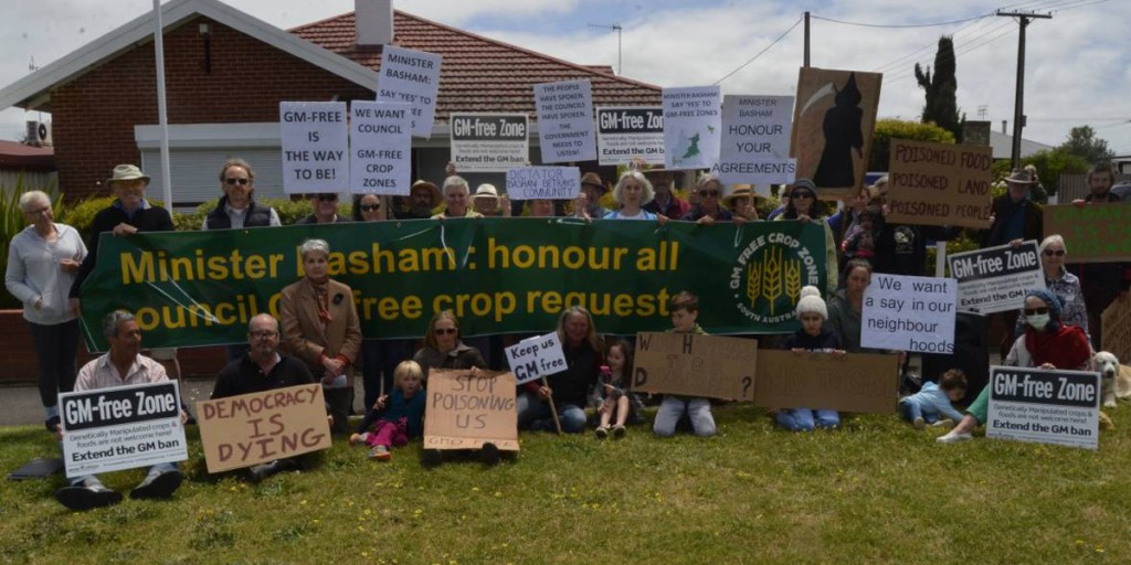 Protestors held a vigil outside Primary Industries Minister David Basham's Victor Harbor office on Saturday.