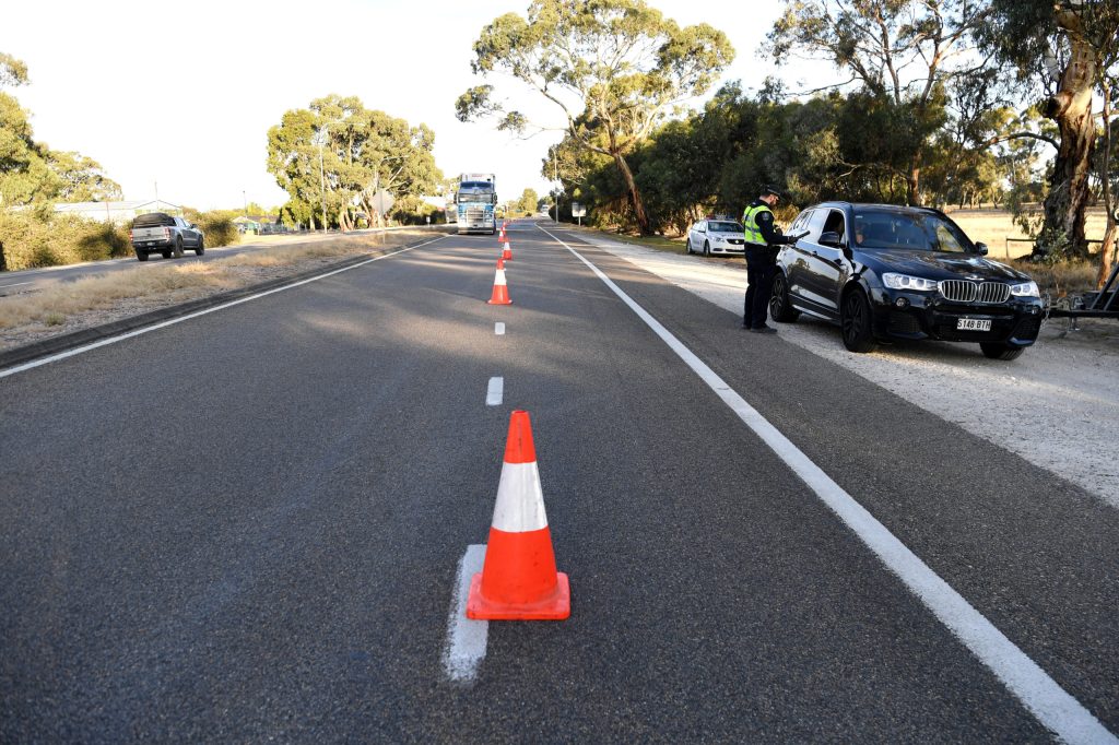 The main border checkpoint between South Australia and Victoria (Photo: Tracey Nearmy/Reuters)