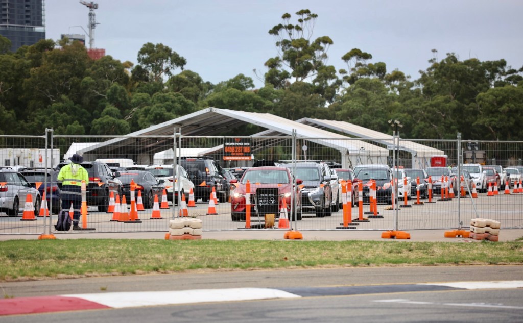 Queues returned to the testing station at Adelaide's Victoria Park this week. Photo: Tony Lewis/InDaily