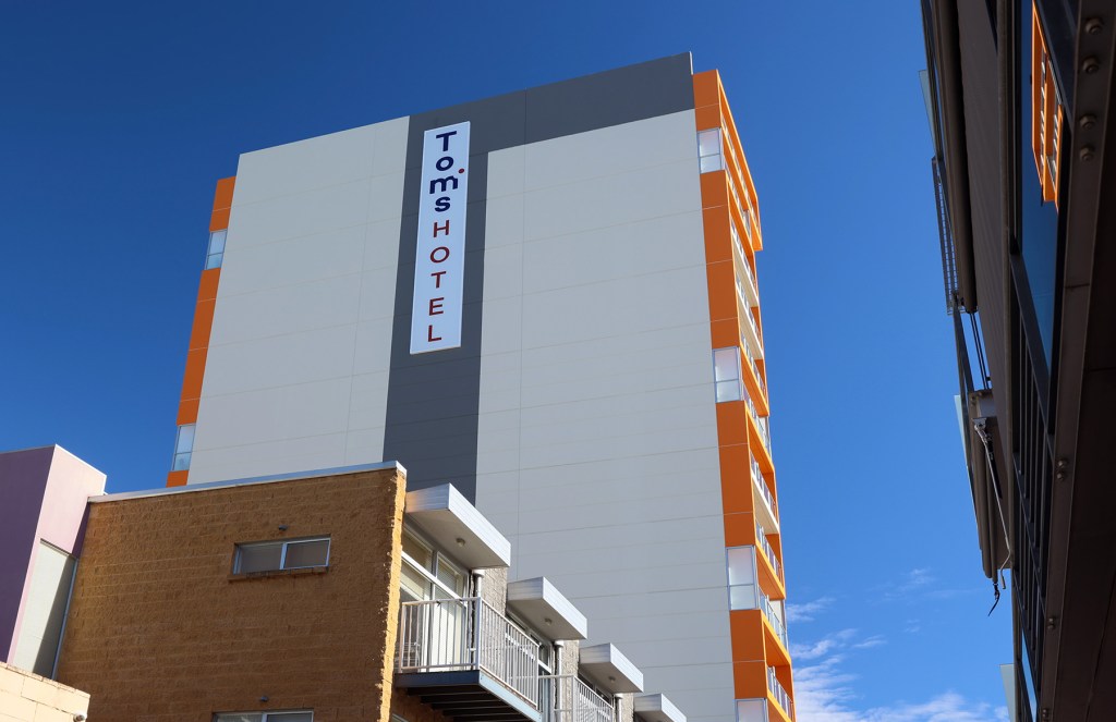Tom's Court Hotel in Adelaide's CBD will house COVID-positive people. Photo: Tony Lewis/InDaily